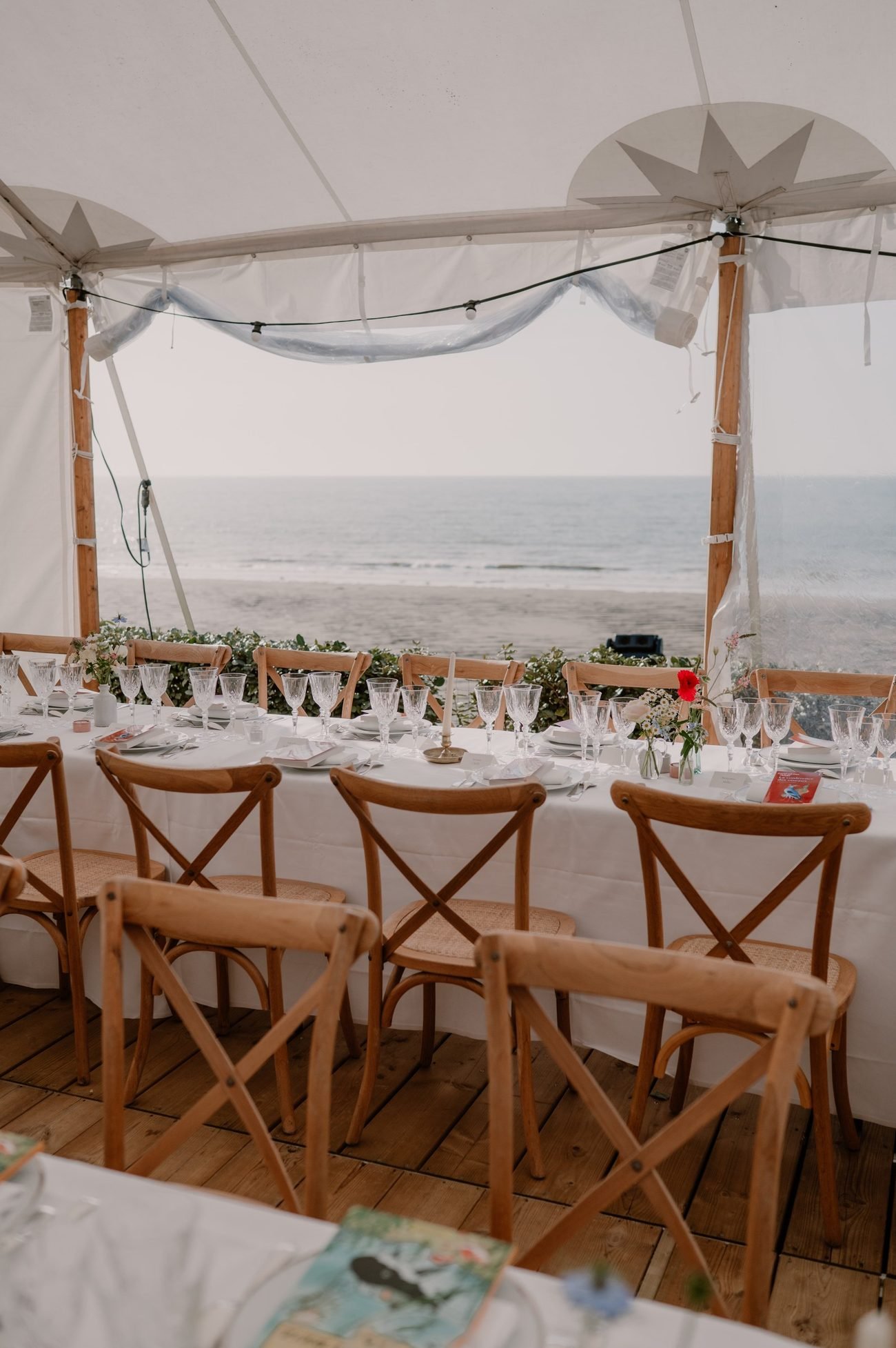 Longue table dressée sur la terrasse du domaine
